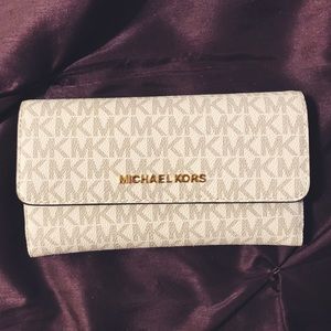 ✩ BRAND NEW ✩  Michael Kors Jet Set Travel Trifold